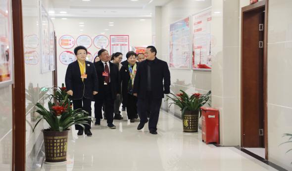 图为龙晓华州长（左一）莅临州交易中心检查指导工作现场